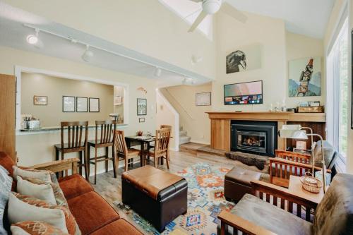 ein Wohnzimmer mit Couch und Kamin in der Unterkunft 82SW - Fireplace - WithD - Kitchen - Sleeps 4 condo in Glacier