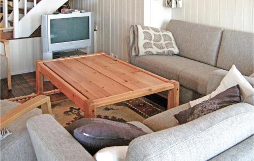 a living room with a couch and a coffee table at Gorgeous Home In Bekkjarvik With Wifi in Bekkjarvik