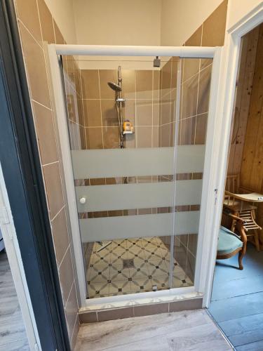 une douche avec une porte vitrée dans une salle de bain dans l'établissement Nid nature et douceur à Eu - Proche du Treport et de la Baie de Somme, à Eu