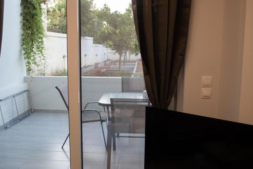 Foto dalla galleria di GIAKOST APARTMENTS V near airport a Artemida