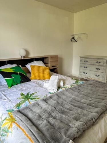 a bedroom with a bed with a blanket on it at Appartement complet 2 chambres in Hellimer