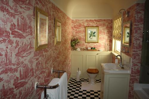 Bathroom sa Melfort House