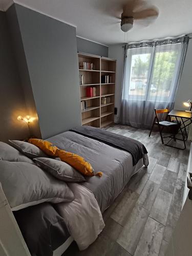 une chambre avec un lit avec des oreillers et une fenêtre dans l'établissement Maison Magnolia, à Marcorignan