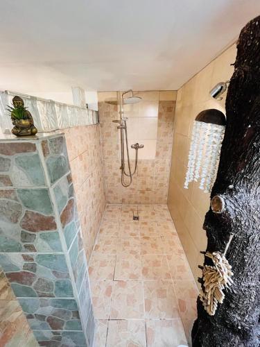 La salle de bains est pourvue d'une douche à l'italienne. dans l'établissement Location T3 jardin avec piscine, à Mèze