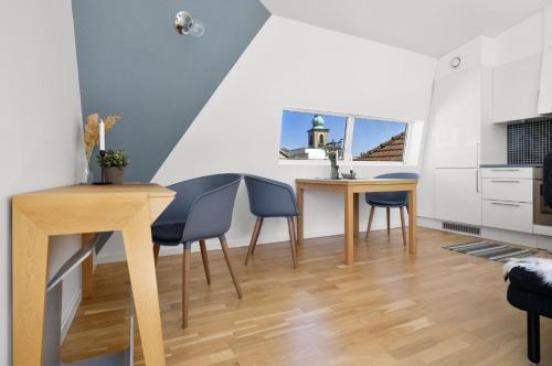 a kitchen with a table and chairs in a room at Stavanger juvel in Stavanger