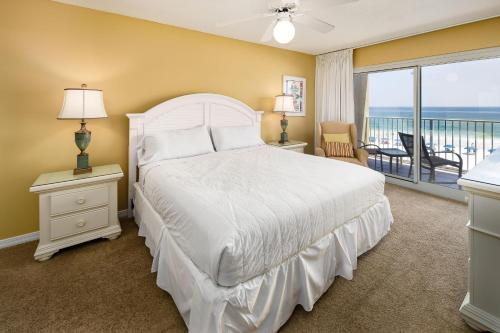 Summerlin 303 tesisinde bir odada yatak veya yataklar