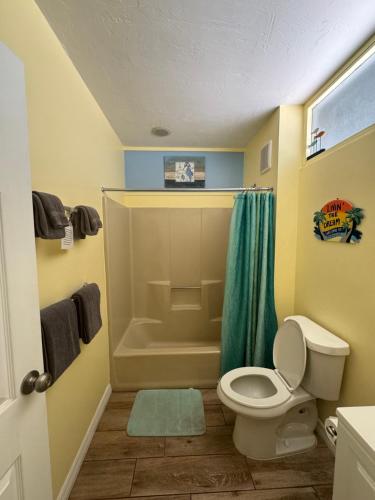 Kupatilo u objektu Unit 125 at Park Place in Cedar Key, FL