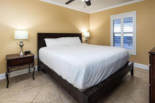 ein Schlafzimmer mit einem großen Bett und einem Fenster in der Unterkunft Islander 4006 in Fort Walton Beach