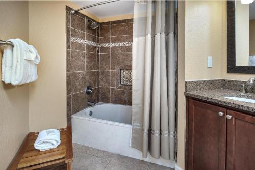 ein Badezimmer mit Badewanne und Waschbecken in der Unterkunft Islander 4006 in Fort Walton Beach