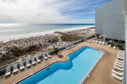 Draufsicht auf ein Schwimmbad und den Strand in der Unterkunft Islander 4006 in Fort Walton Beach