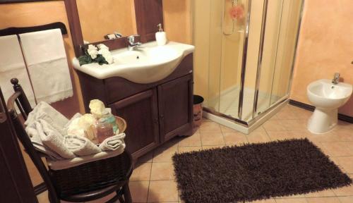 a bathroom with a sink and a shower and a toilet at B&B I Prati di Varmo in Romans di Varmo