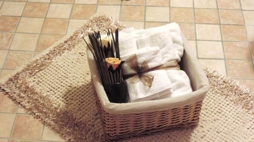 a basket with utensils in it on a tile floor at B&B I Prati di Varmo in Romans di Varmo