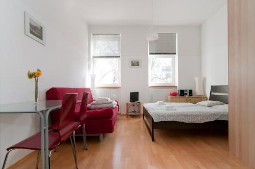 une chambre avec un lit, une table et des chaises dans l'établissement Premium Apartments Klimschgasse, à Vienne