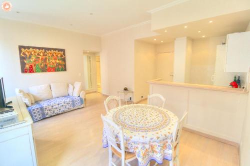 un salon avec une table et un canapé dans l'établissement ALC - FONT3 - 10 min PALAIS, à Cannes