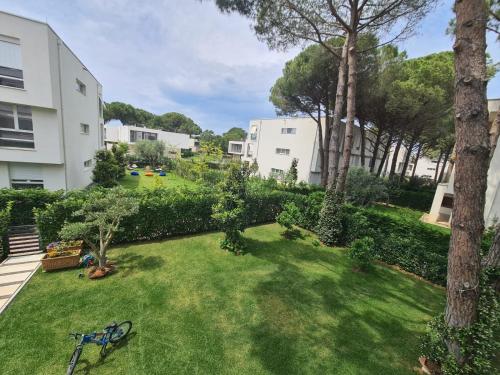 an aerial view of a yard with trees and buildings at Shiny San Pietro Apartment in Mullini i Danit