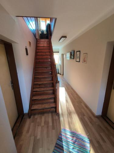 a stairway in a home with a wooden staircase at Ferienwohnung Kanegger in Predl