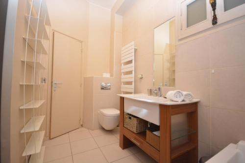 une salle de bain avec un lavabo et des toilettes dans l'établissement Studio Saint Germain, à Paris