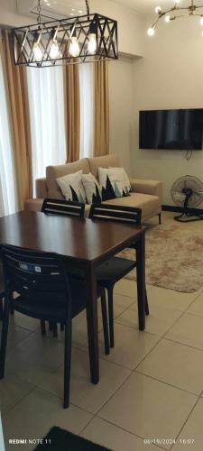 Μια τηλεόραση ή/και κέντρο ψυχαγωγίας στο Verdon Parc Davao City with Balcony by darpm