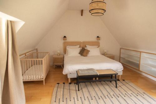 une chambre avec un lit dans un grenier dans l'établissement Maison pour 15 personnes - Piscine - 50 min /Paris, à Poigny-la-Forêt