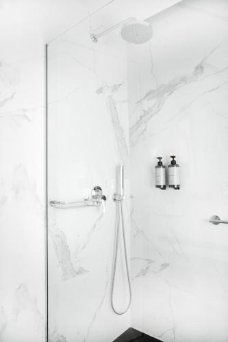 Salle de bains dans l'établissement Luwian Athens Boutique Hotel