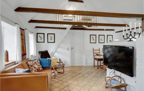 a living room with a couch and a flat screen tv at Amazing Home In Thisted With Wifi in Thisted