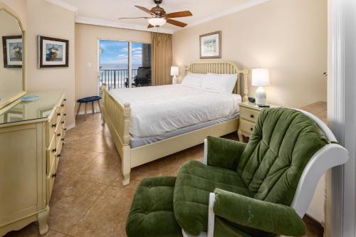 una camera da letto con un letto, un divano e una sedia di Gulf Dunes 302 a Fort Walton Beach
