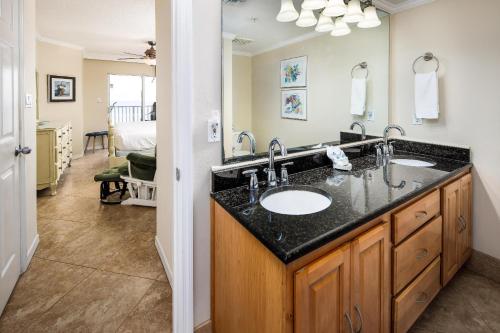 un bagno con due lavandini e un grande specchio di Gulf Dunes 302 a Fort Walton Beach