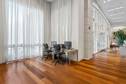 un ufficio con scrivania, sedie e computer di Private Residences at Hotel Arya by SoFLA Vacations a Miami