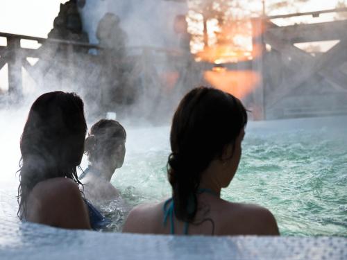 grupa trzech kobiet w wannie z hydromasażem w obiekcie Warmia Park w Olsztynie