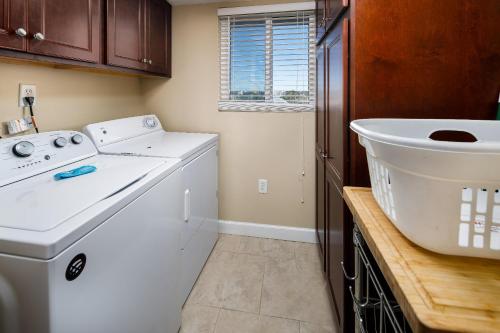 una lavanderia con lavatrice e lavandino di Surf Dweller 510 a Fort Walton Beach