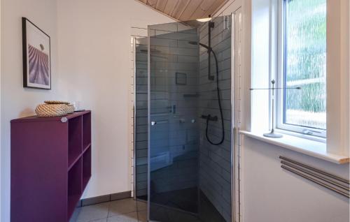 Ένα μπάνιο στο Cozy Home In Øster Assels With Wifi