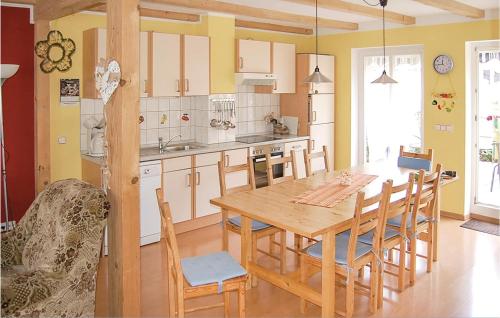 Η κουζίνα ή μικρή κουζίνα στο Awesome Apartment In Wismar With Sauna