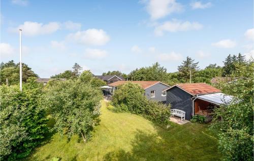- une vue sur la cour avec des maisons et des arbres dans l'établissement Beautiful Home In Vinderup With Kitchen, à Vinderup