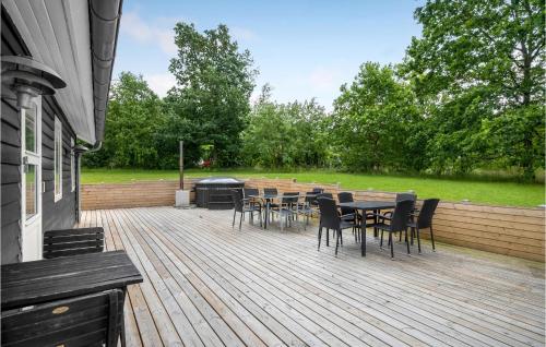 Κήπος έξω από το 5 Bedroom Awesome Home In Fårvang