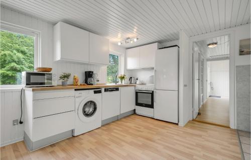 Η κουζίνα ή μικρή κουζίνα στο 5 Bedroom Awesome Home In Fårvang