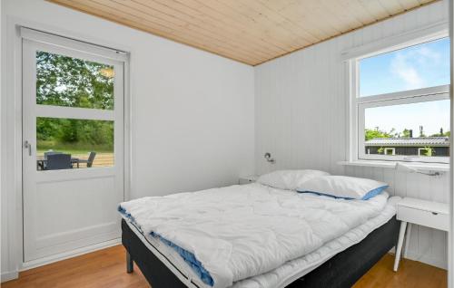 Ένα ή περισσότερα κρεβάτια σε δωμάτιο στο 5 Bedroom Awesome Home In Fårvang
