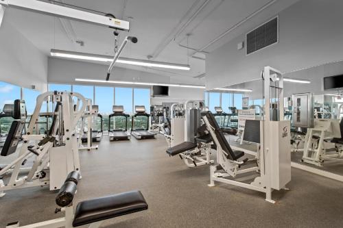 una palestra con tapis roulant e macchine in un edificio di Private Residences at Hotel Arya by SoFLA Vacations a Miami