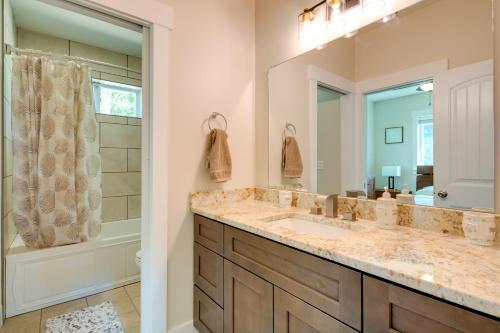 Bilik mandi di Peaceful Hendersonville Home Less Than 2 Mi to Main St!