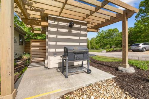 a barbecue grill sitting under a wooden pergola at Maia - 109 Ridge Lane in Branson