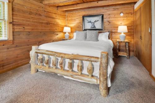 ブランソンにある216 Ridge Laneの丸太小屋のベッドのある寝室