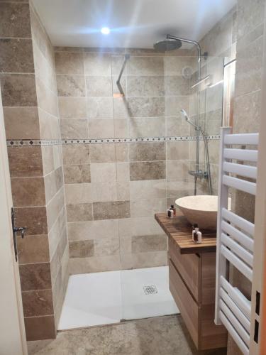 une salle de bain avec douche et lavabo dans l'établissement Grand logement tout confort pour 4 personnes dans une résidence de haut standing, à Saint-Tropez