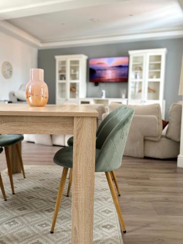 Televiisor ja/või meelelahutuskeskus majutusasutuses Luxurious Penthouse Studio with Private Terrace - Grand Central House