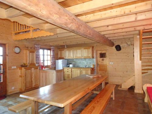 - une cuisine avec une table en bois dans une cabine dans l'établissement Chalet Alpage près des Cimes, 8 pers, Terrasse, Animaux admis - FR-1-464-148, à Champagny-en-Vanoise