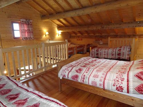 une chambre avec un lit dans une cabane en rondins dans l'établissement Chalet Alpage près des Cimes, 8 pers, Terrasse, Animaux admis - FR-1-464-148, à Champagny-en-Vanoise
