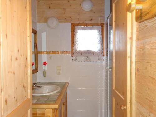 une petite salle de bain avec un lavabo et une fenêtre dans l'établissement Chalet Alpage près des Cimes, 8 pers, Terrasse, Animaux admis - FR-1-464-148, à Champagny-en-Vanoise