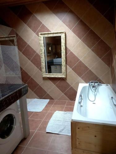 une salle de bain avec un lavabo et un miroir dans l'établissement chez Alex et Francesca, à Sainte-Marie-de-Cuines