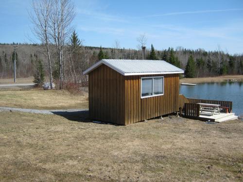 a small cabin on the side of a lake at Parc du Mont-Citadelle in Saint-Honoré-de-Témiscouata