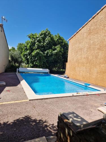une piscine devant un immeuble dans l'établissement Villa arborée avec grande piscine, à Campagnan