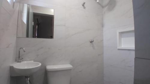 Un baño de Hotel Faf's Interlagos - SP