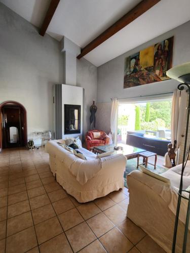 un salon avec deux canapés et un canapé dans l'établissement Demeure raffinée et exceptionnelle dans un cadre de vacances idéal à l'ombre des pins parasols, au Plan-de-la-Tour